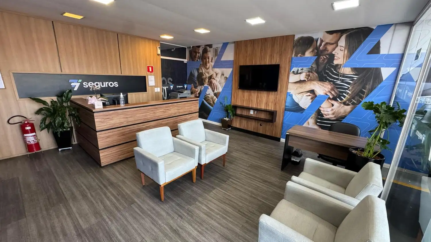 Sala de atendimento da 77 Seguros com consultores especializados